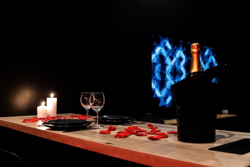 Loveroom O Diable Des Plaisirs Avec Jacuzzi Tourcoing Eksteriør bilde