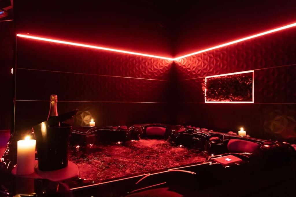 Loveroom O Diable Des Plaisirs Avec Jacuzzi Tourcoing Eksteriør bilde